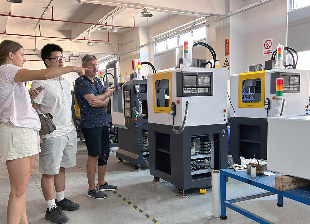 育菁裝備桌面級數(shù)控機(jī)床產(chǎn)車間